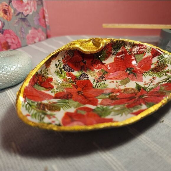 DECOUPAGE CLAM SHELL DECOUPAGE CHRISTMAS POINSETTIA ON A CLAM SHELL TRINKET DISH - Picture 5 of 10